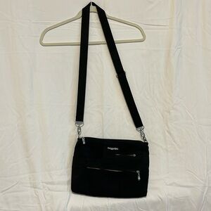 🤑🤑 Baggallini crossbody Black